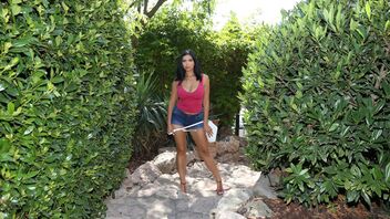 Kira Queen, Nikki Nuttz in Catching On To Stepmom